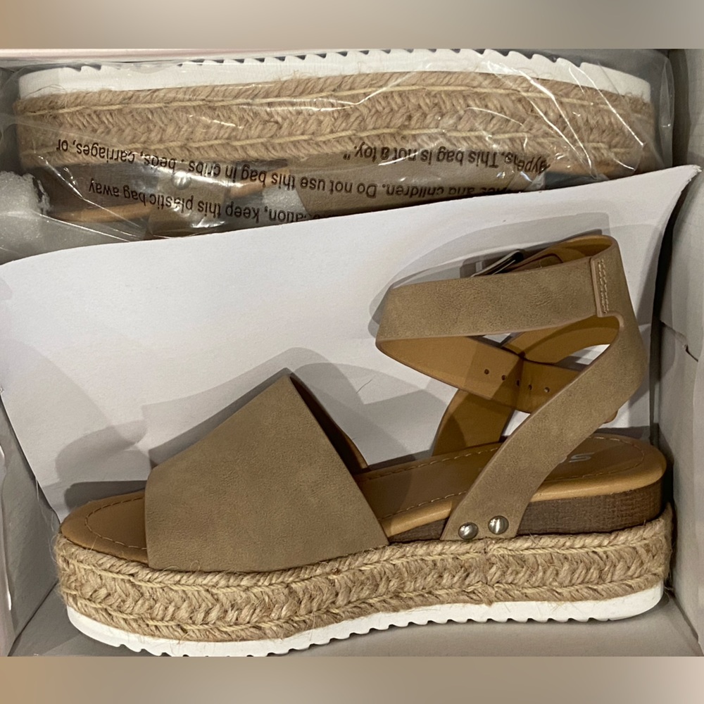 Soda brand size 6 sandals.